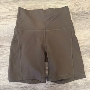 Lululemon Wunder Train High-Rise Short with Pockets 6" - Size 4